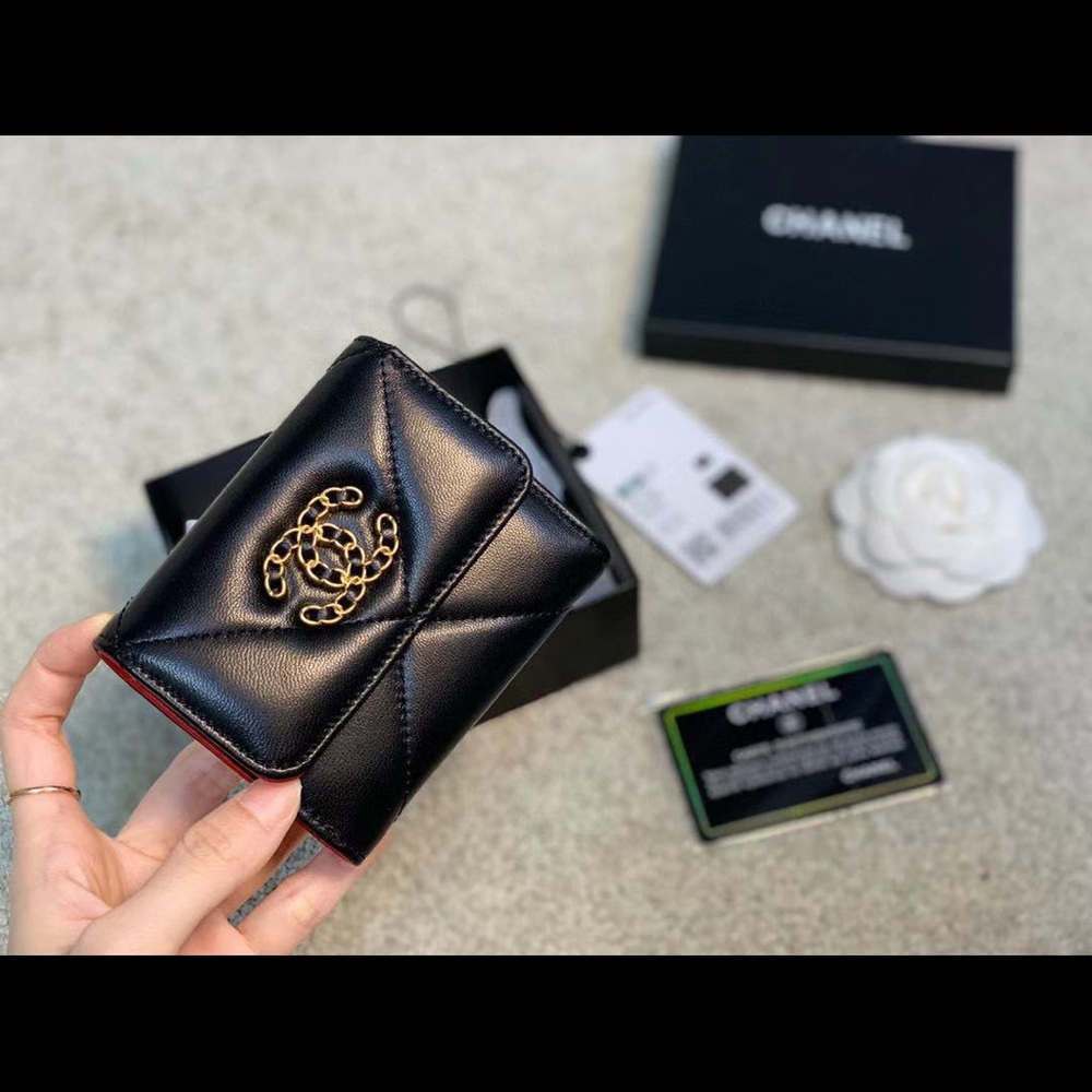 Chanel Trifold Wallet -Ain’t auth ⚠️